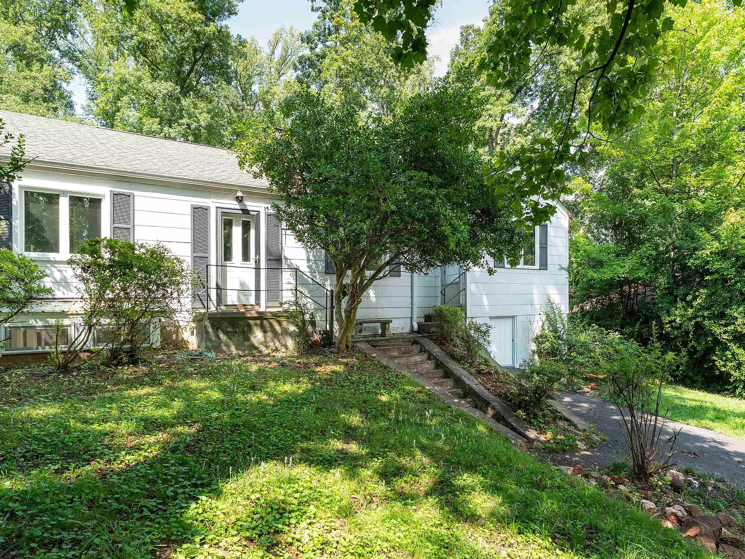 3 bed, 1.5 bath, 1438 sqft, $2,000 — Photo 3