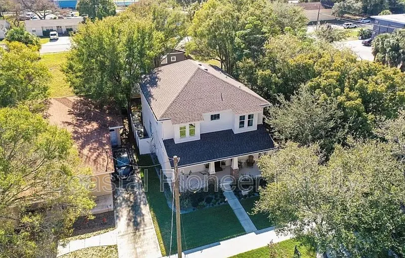 5 bed, 3.0 bath, 2428 sqft, $4,995 — Photo 3