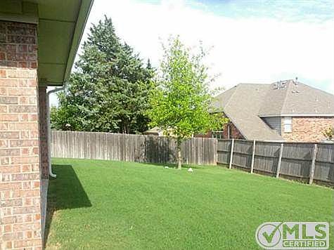 4th image of 1124 Southlake Dr
