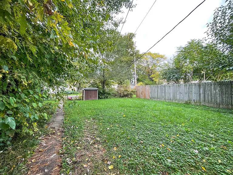 1126-1128 E Bradbury Ave — Photo 7