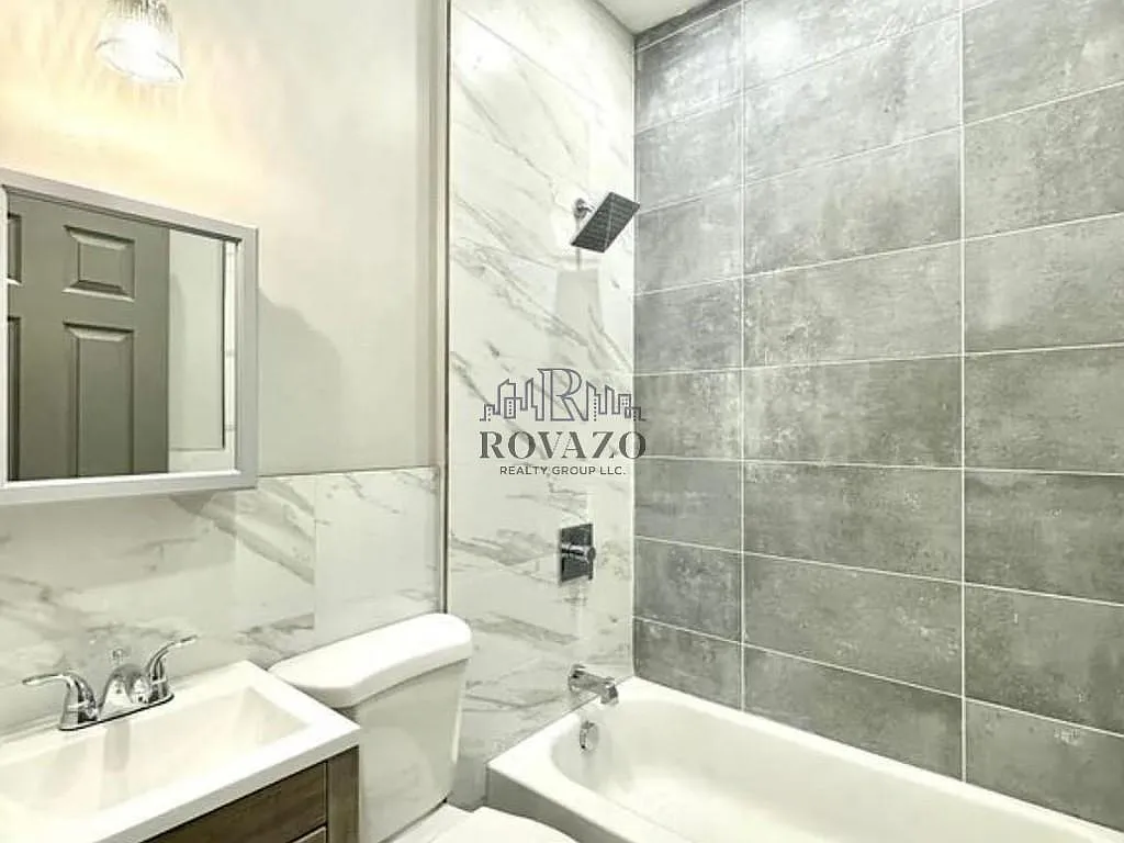 Building Photo - 306 S 6th St #3A