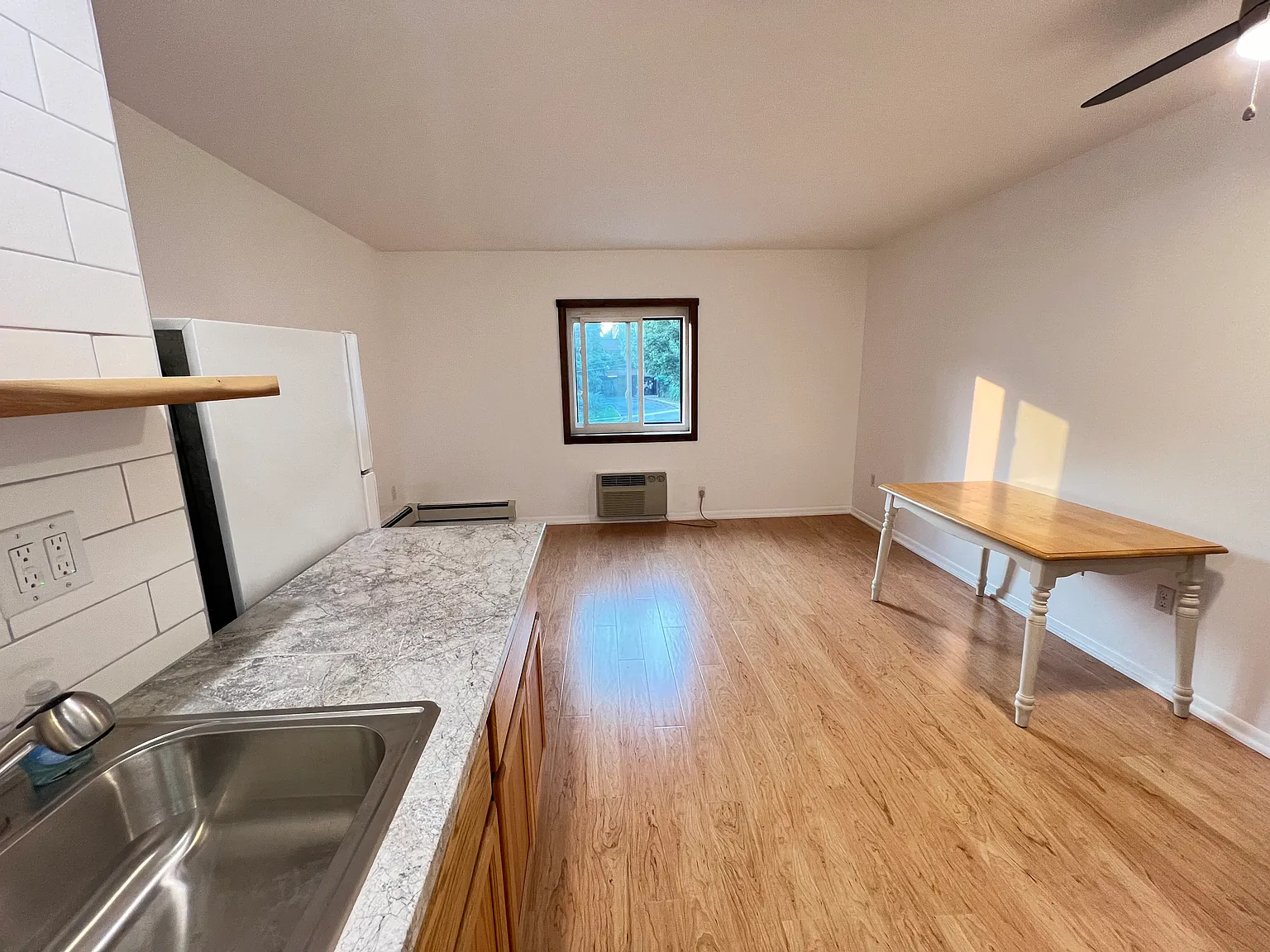 Studio, $895 — Photo 1