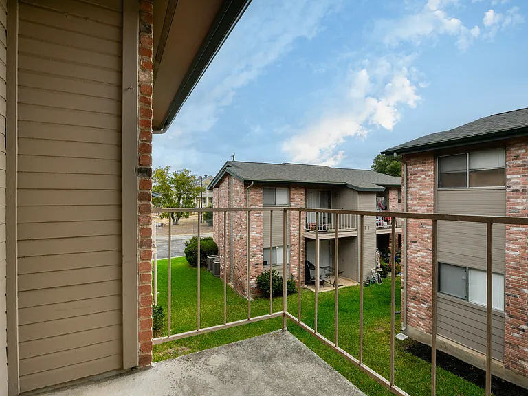 Army Boulevard Garden Apartments — Photo 8