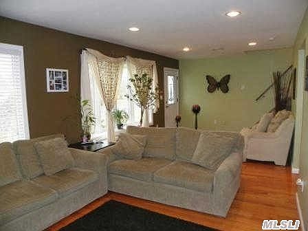 3rd image of 16 Robinhood Dr