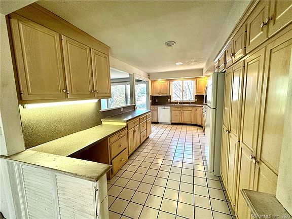 5th image of 94 Bellevue Ave