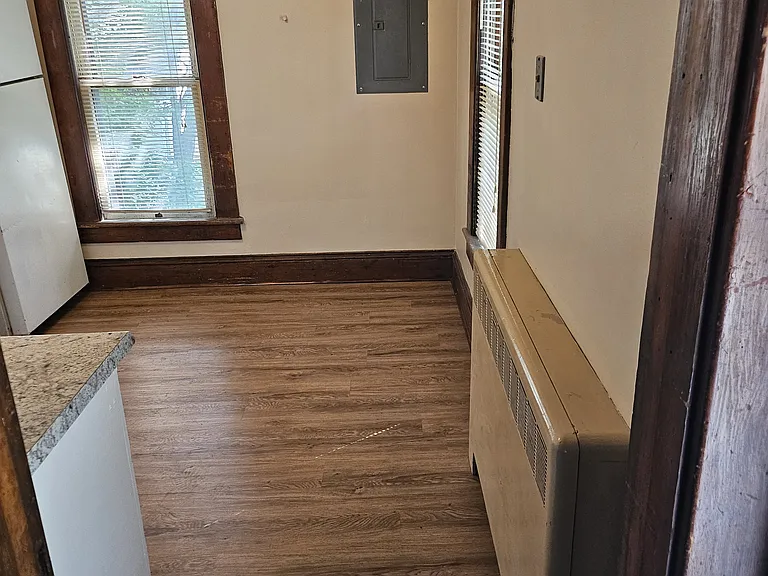 633 W Spruce St — Photo 3