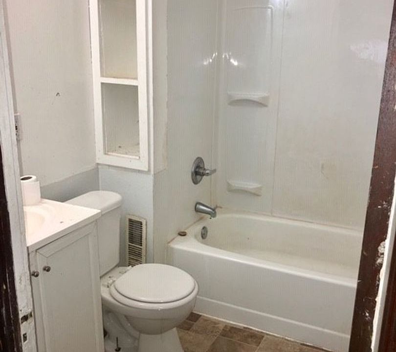 2nd image of 8309 Rosewood Ave #1