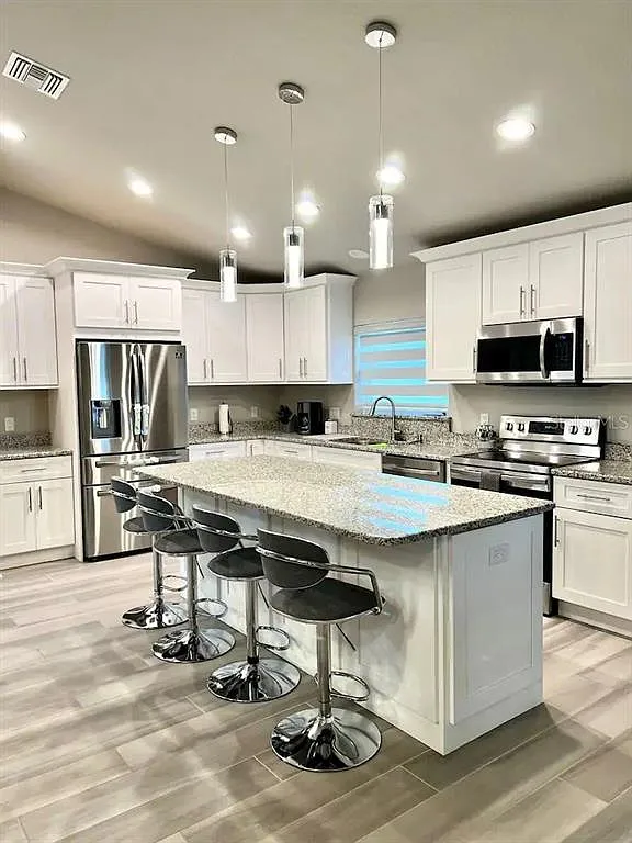 3 bed, 2.0 bath, 1754 sqft, $2,300 — Photo 4
