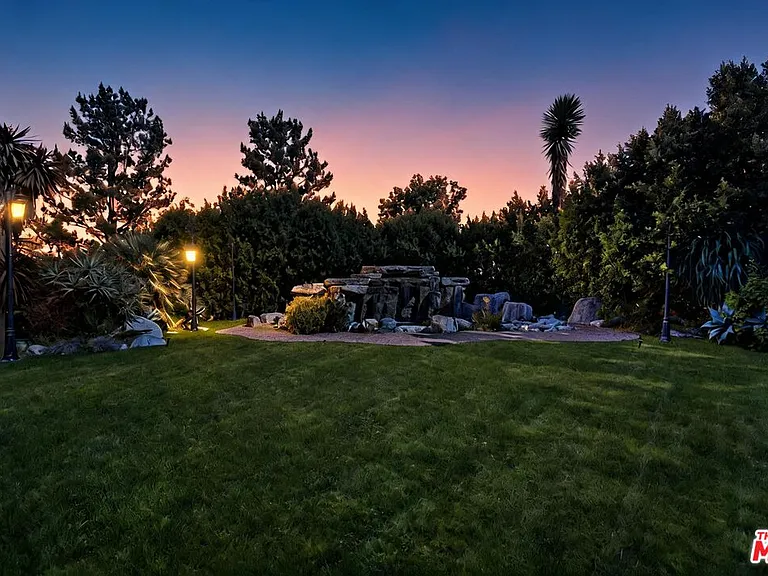 2374 Earls Ct — Photo 33