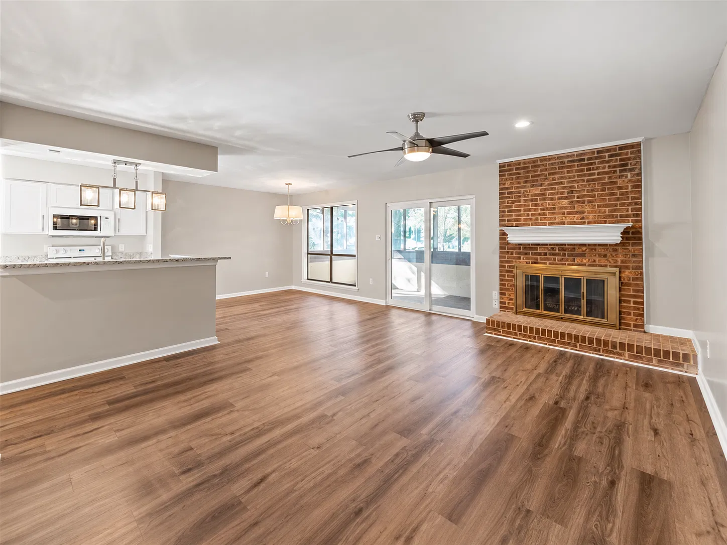 2 bed, 1100 sqft, $1,600 — Photo 2