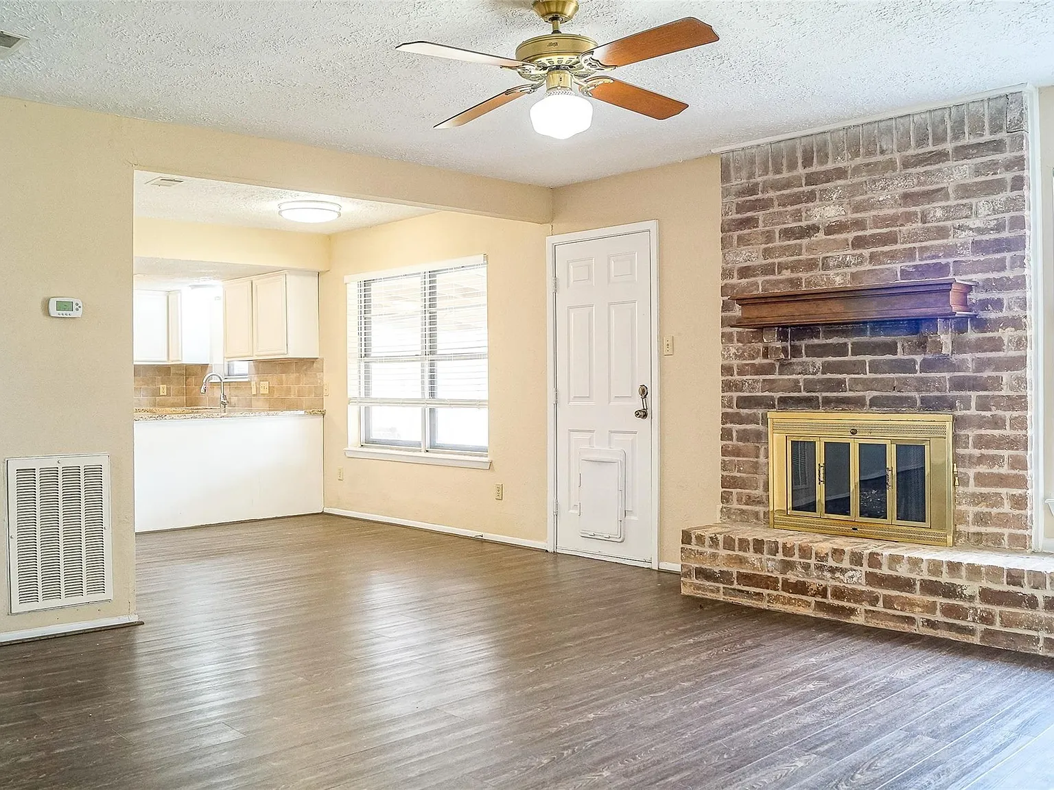 3 bed, 2.0 bath, 1288 sqft, $1,595 — Photo 2