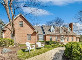 1700 Whispering Willow Ct, Libertyville, IL 60048