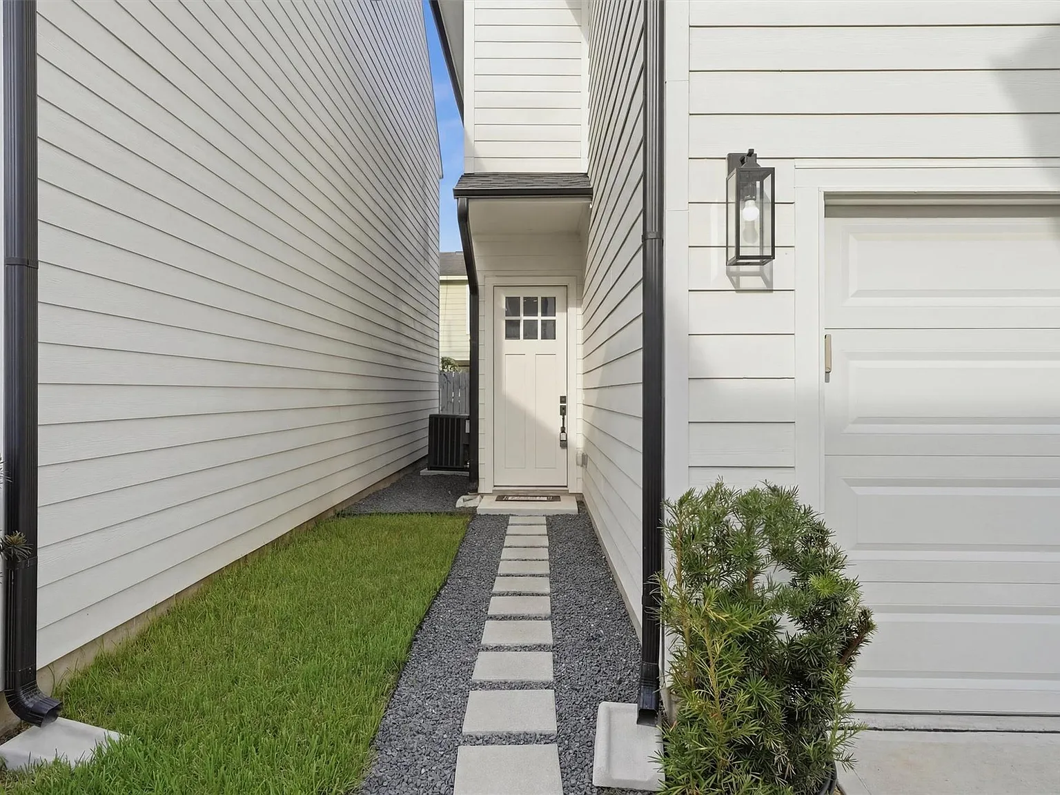 3 bed, 2.5 bath, 1650 sqft, $2,300 — Photo 3