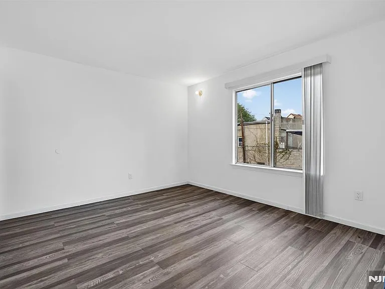 485 Broadway — Photo 13