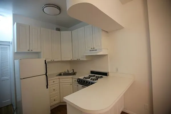 Rented by Metropolitan Realty | media 20