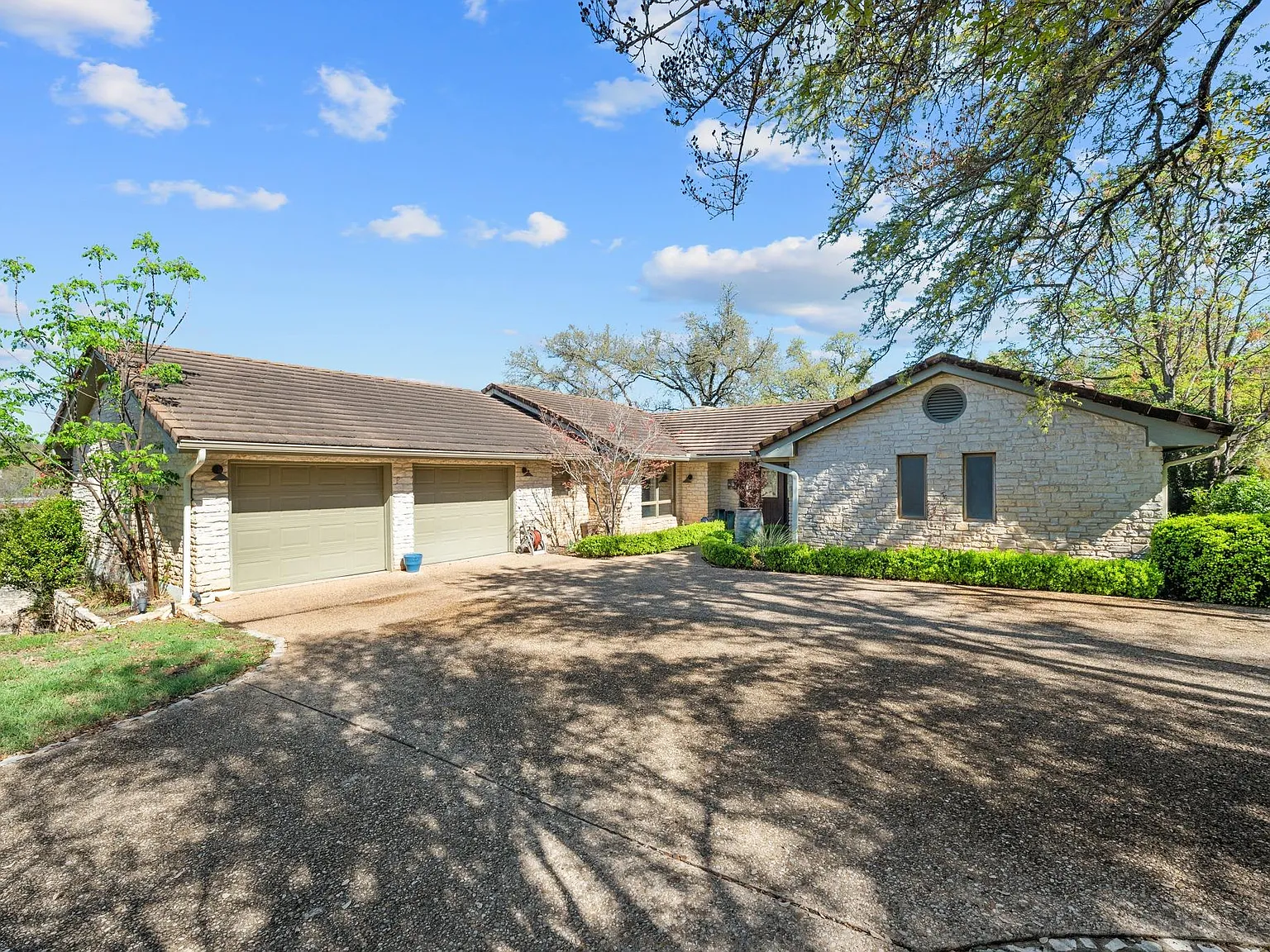 3 bed, 3.0 bath, 3206 sqft, $3,950 — Photo 4