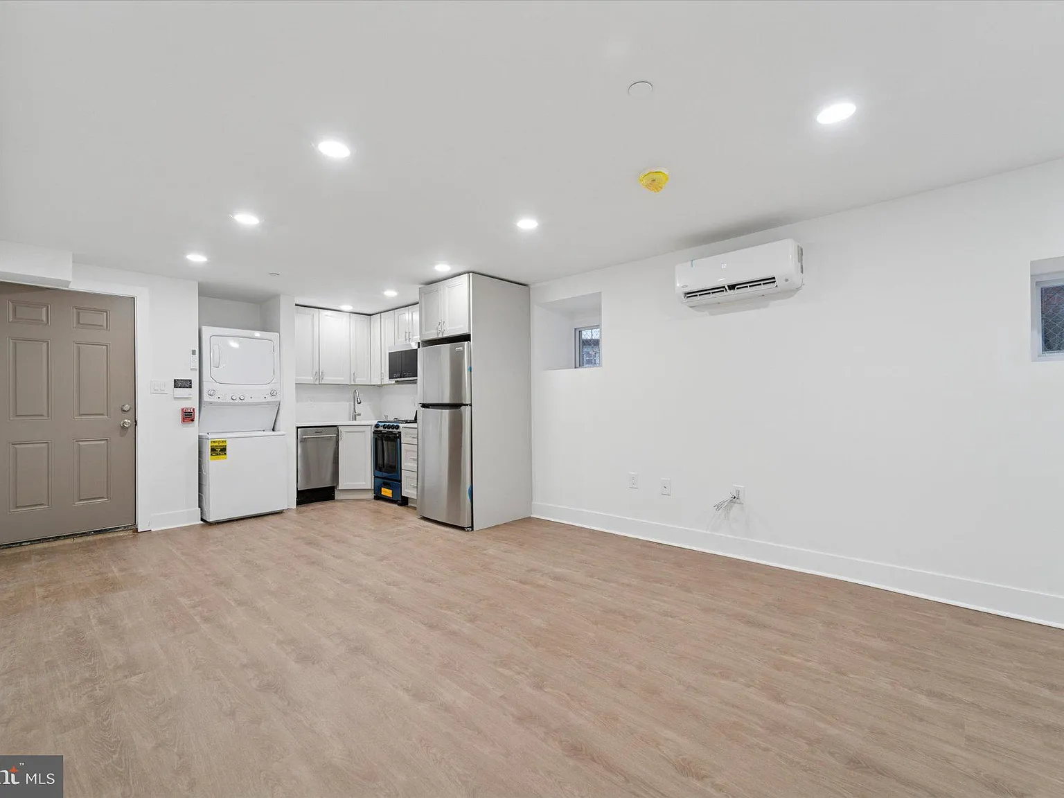 1 bed, 1.0 bath, 1872 sqft, $1,200 — Photo 4