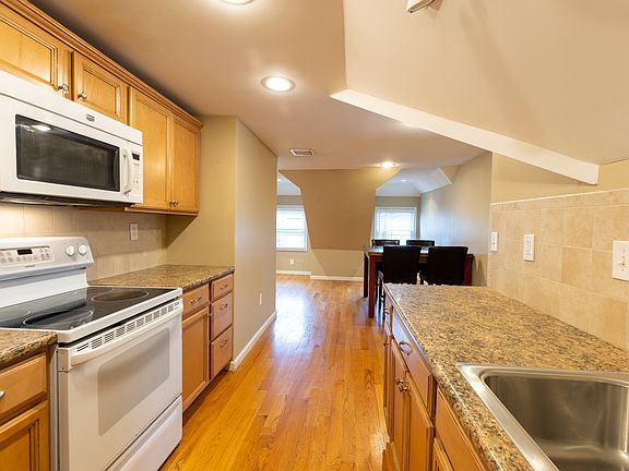 2nd image of 772 Farmington Ave Suite 3