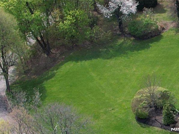 812 Golf Pl, Oradell, NJ 07649