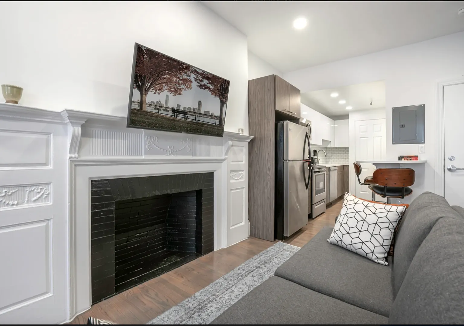 No Brokers Fee, No Security Deposit, Heat, Hot Water Included, Laundry on a Site, Pets Friendly — Photo 2