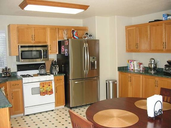 3rd image of 22 Black Walnut Ln