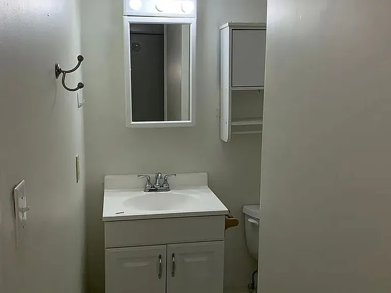107 S Bryan Ave — Photo 1