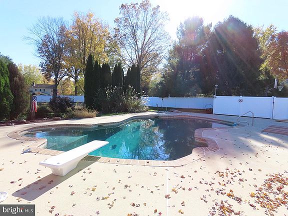 2nd image of 7 Wooden Bridge Ct