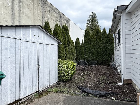 5th image of 5717 SE Foster Rd