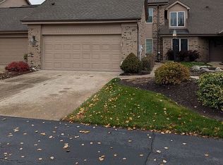 60 Waterpoint Ln #28, Hamilton, OH 45013