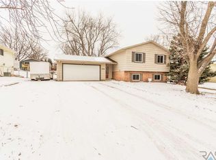 104 Robin Dr, Brandon, SD 57005