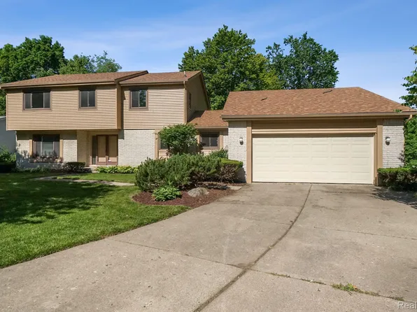 29595 Kings Pointe Ct, Farmington Hills, MI 48331