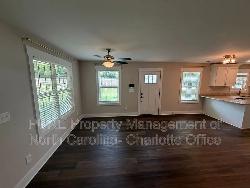 3 bed, 2.5 bath, 1200 sqft, $1,699 — Photo 1