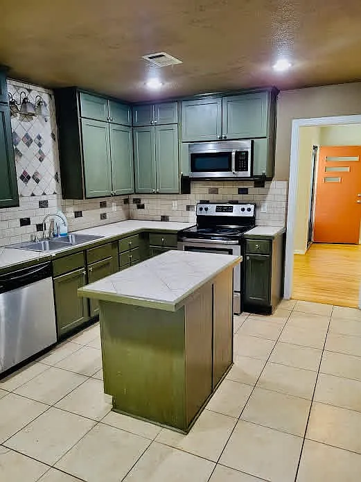3 bed, 1105 sqft, $1,200 — Photo 2