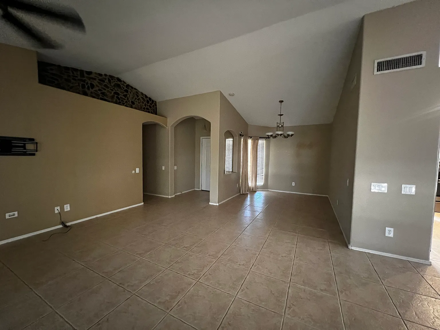 4 bed, 1772 sqft, $2,555 — Photo 4