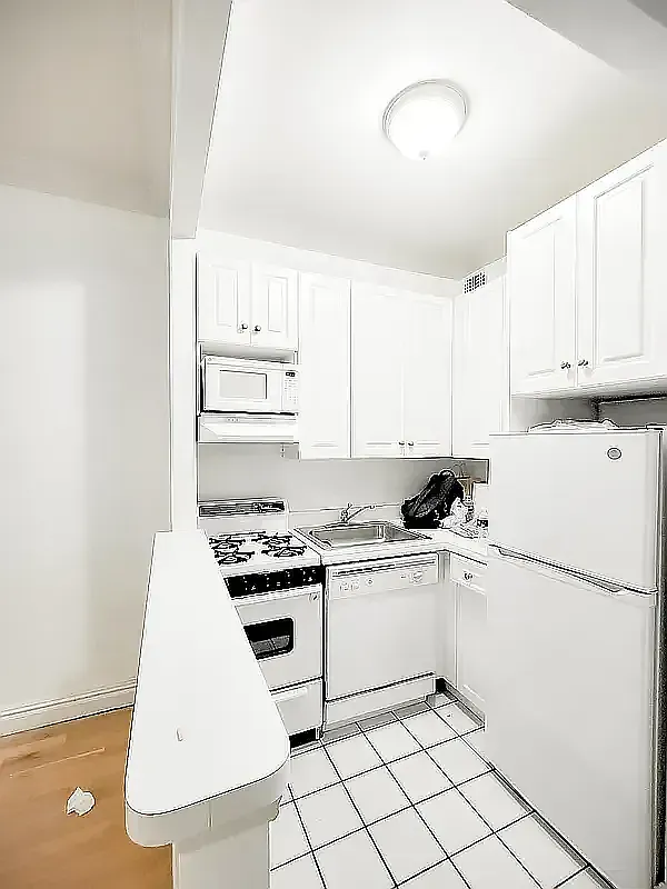417 West 56th Street — Photo 4