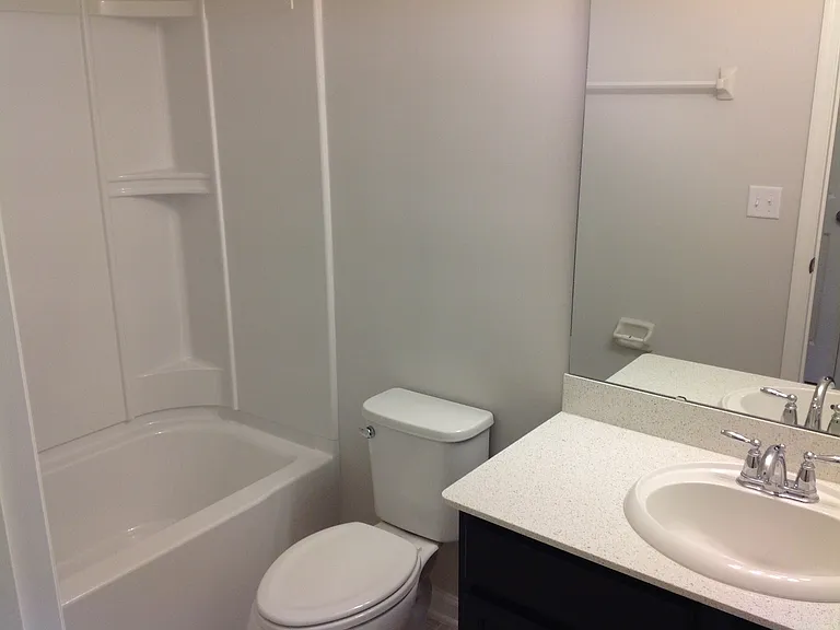 498 Richmond Dr — Photo 4