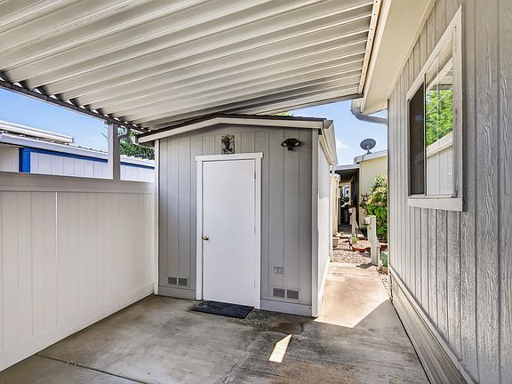 5th image of 147 Blue Spruce Ln