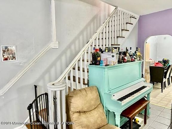 4th image of 1144 Lansdowne Ave