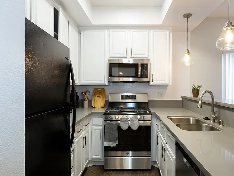 711 N Sweetzer Ave #105 — Photo 8