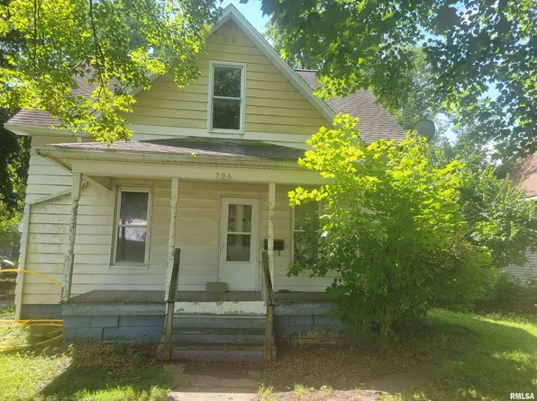 706 School St, Nokomis, IL 62075
