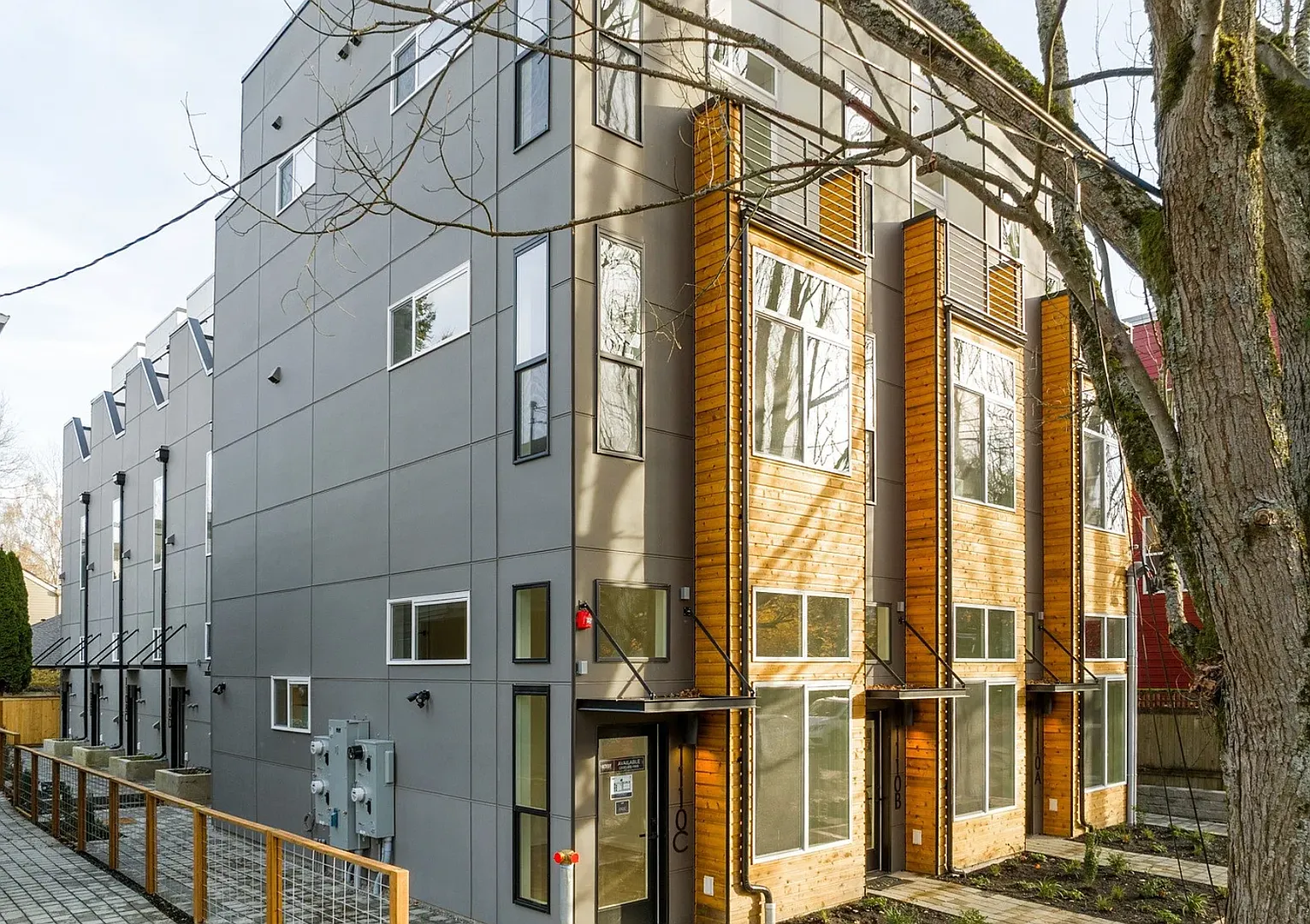 Contemporary 2BR Townhome in Prime Madrona Location — Photo 2
