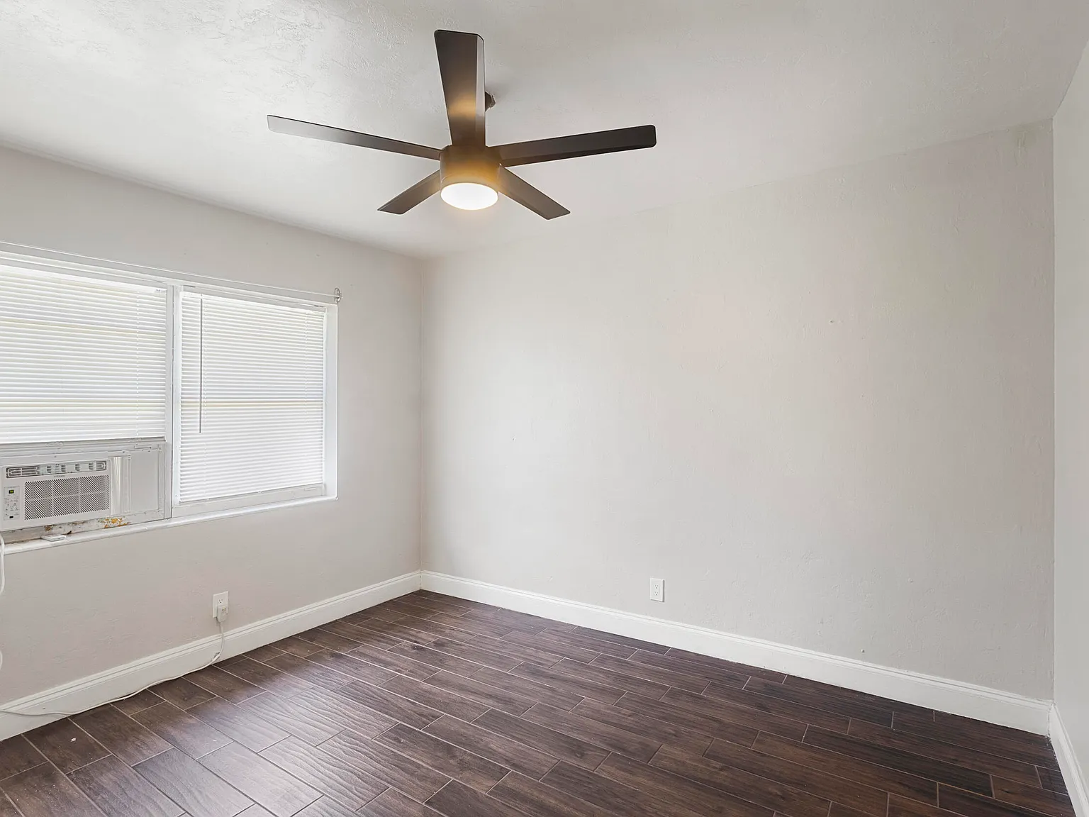 2 bed, 1.0 bath, 800 sqft, $1,900 — Photo 4
