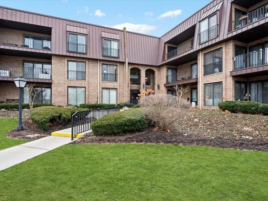 2 The Court Of Harborside APT 104, Northbrook, IL 60062
