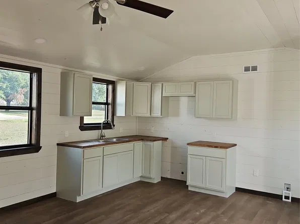 507 W Sabine St, Groesbeck, TX 76642