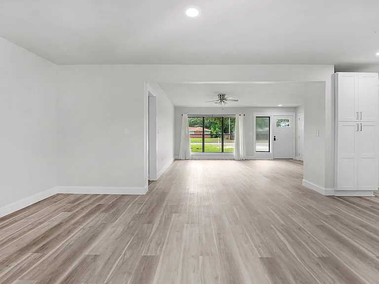 3760 Bayou Blvd — Photo 10