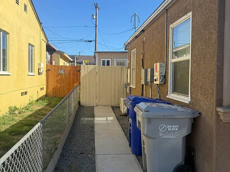 Side pathway to covered backyard patio
