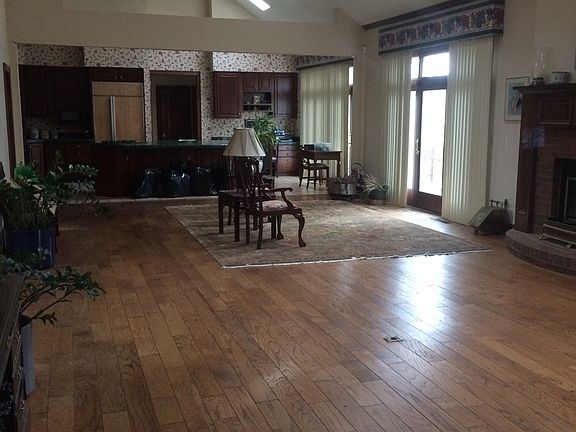 3rd image of 1042 Holiday Dr