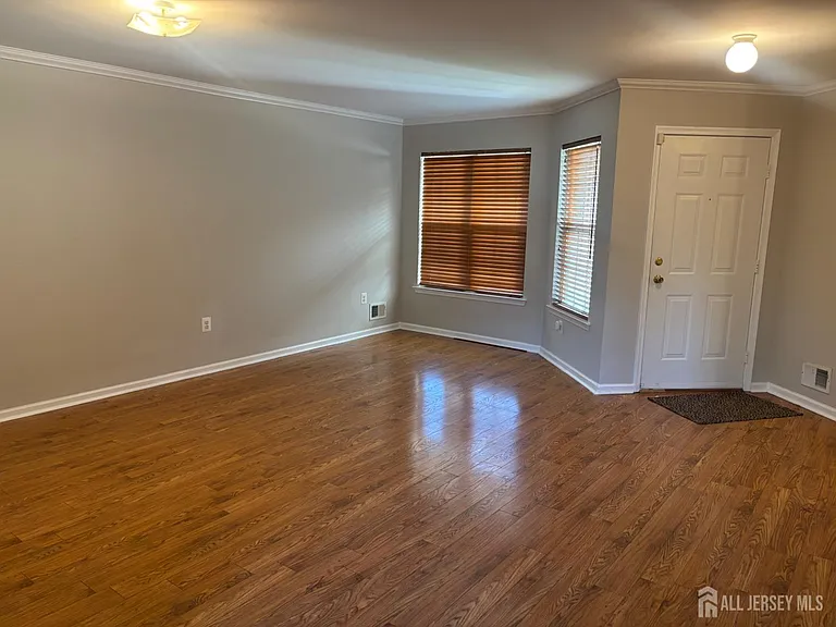 131 Murray Dr — Photo 5