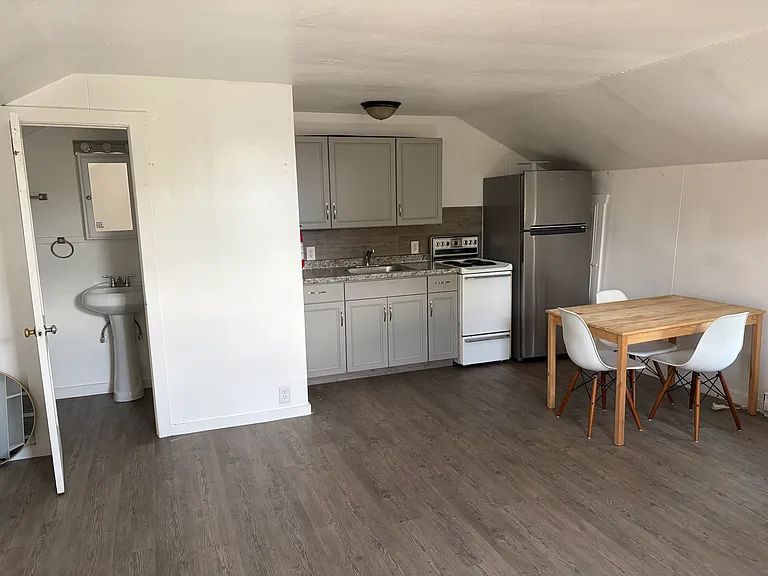 521 Clay Ln — Photo 4