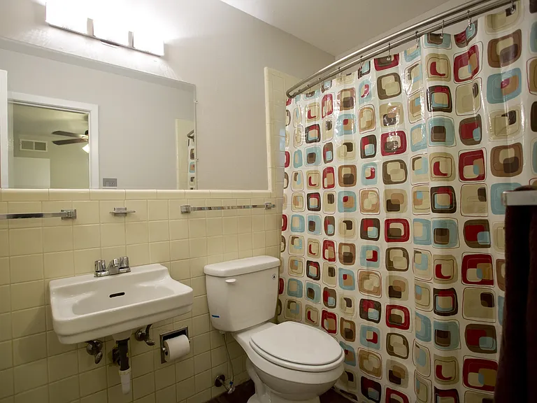804 N Locust St — Photo 9